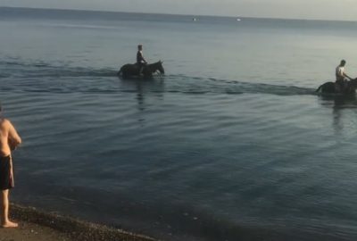 Atları denize sokup serinlettiler