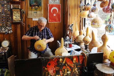 Bursa’nın son ustası, kabağa hayat veriyor