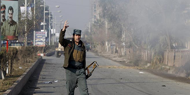 Afganistan’da otobüs bombanın üzerinden geçti