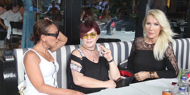 Ünlü dostların keyifli sohbeti Ünlü dostların keyifli sohbeti