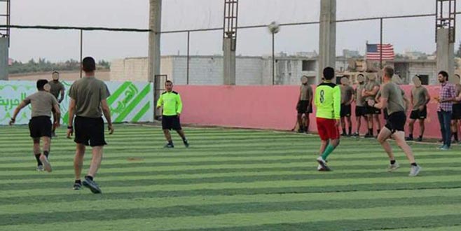 ABD askerleri YPG’lilerle halı saha maçına çıktı