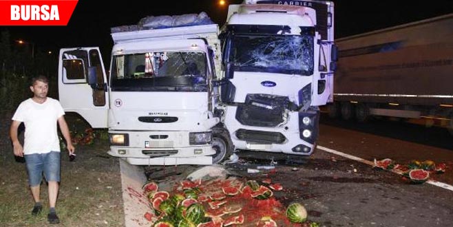 TIR, iki kamyona çarptı: Karpuzlar yola saçıldı TIR, iki kamyona çarptı: Karpuzlar yola saçıldı