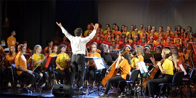 Boşnak, Sırp ve Hırvat çocuklar Srebrenitsa’da konser verdi