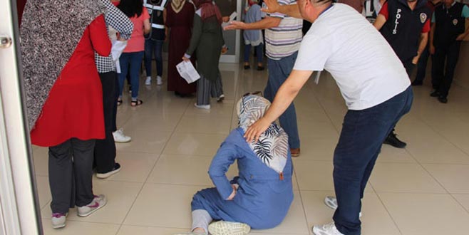 Şoke eden görüntü! KPSS’ye girmek istedi, sürüne sürüne…