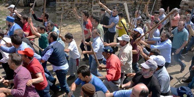 Köyde iki ailenin üyelerine linç girişimi Köyde iki ailenin üyelerine linç girişimi