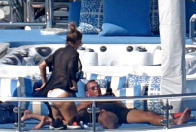 49’luk şarkıcı bikinisiyle gençlere taş çıkarttı!