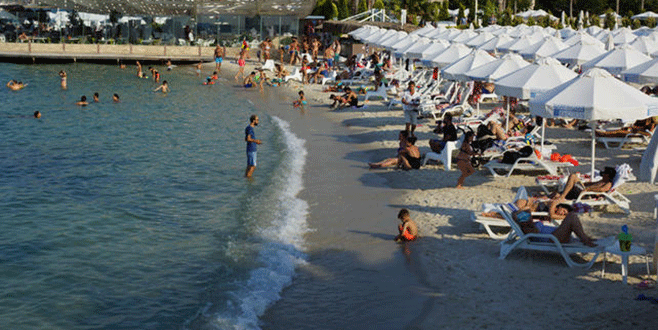 Çeşme bayramda nüfusunun 25 katı misafir ağırlıyor