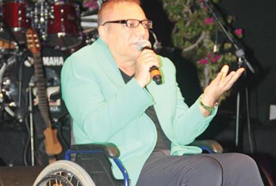 Tekerlekli sandalyeyle sahnede