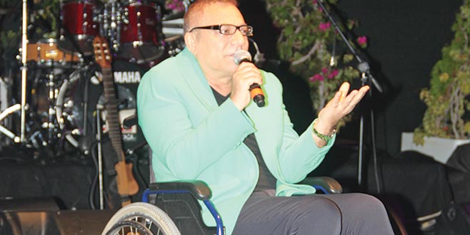 Tekerlekli sandalyeyle sahnede