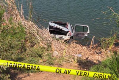 Otomobil gölete yuvarlandı: 4 ölü