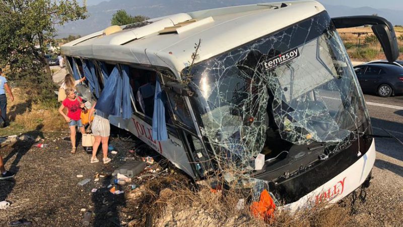 Muğla'nın Seydikemer ilçesinde tur otobüsünün şarampole devrilmesi sonucu ilk belirlemelere