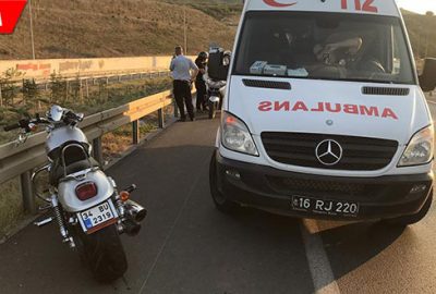 Lastiği patlayan motosiklet otomobile çarptı