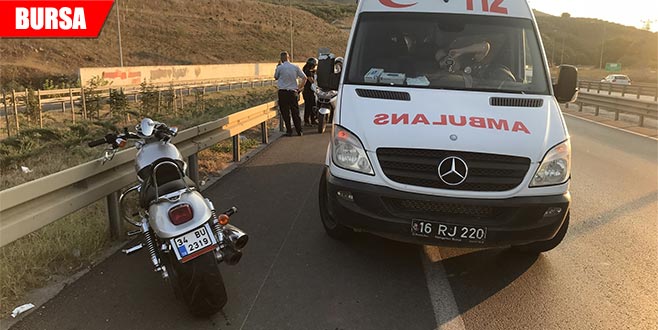 Lastiği patlayan motosiklet otomobile çarptı Lastiği patlayan motosiklet otomobile çarptı