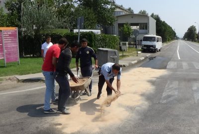 Yola dökülen mazot kazaya neden oldu! Yaralılar var