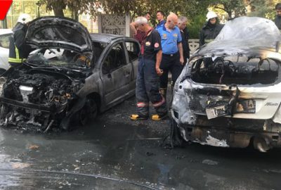 Park halindeki 2 otomobil alev alev yandı