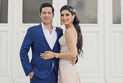 Taht üzerinde geldi