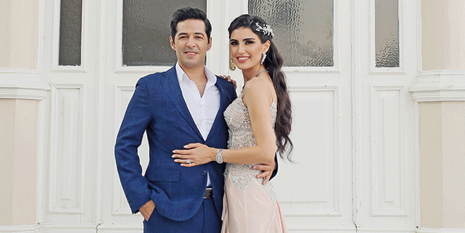 Taht üzerinde geldi