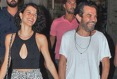 Alaçatı sokaklarında elele