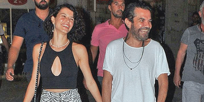 Alaçatı sokaklarında elele