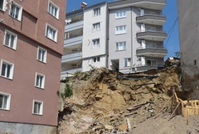Apartmanın altı oyuldu, vatandaşlar korkudan evlerine giremiyor