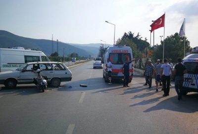 Bursa’da otomobile çarpan motosiklet kazası böyle görüntülendi