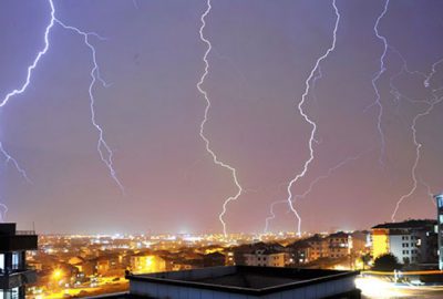 Bursa’da gecenin karanlığını yıldırım ve şimşekler aydınlattı