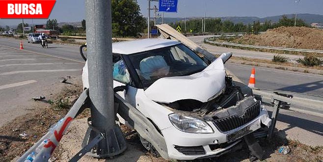 Otomobil bariyerlere çarptı: Yaralılar var