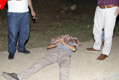 1 saat 15 dakika bu halde bekledi!