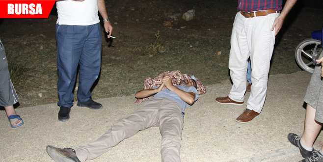 1 saat 15 dakika bu halde bekledi!