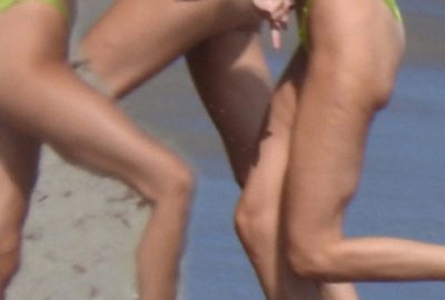 ‘Zihinsel bir çöküşün eşiğindeyim’ demişti, bacaklarıyla gündem oldu