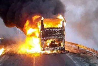 Hareket halindeki yolcu otobüsü alev alev yandı
