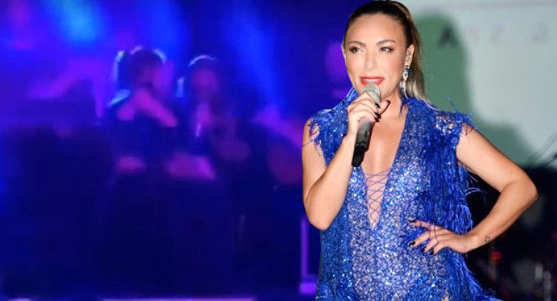 Konserde korkutan anlar! Ünlü şarkıcı birden yere yığıldı Ünlü şarkıcı Ziynet Sali, Beylükdüzü'nde verdiği konserde fenalaşarak baygınlık geçirdi.
