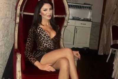 İddialı elbisesi ile hayran bıraktı