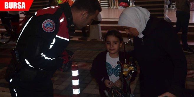 Suriyeli çocuk polisi görünce gözyaşlarına boğuldu