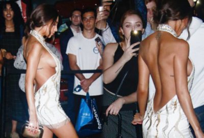 Çok cesur! Genç modelin dekoltesi olay oldu