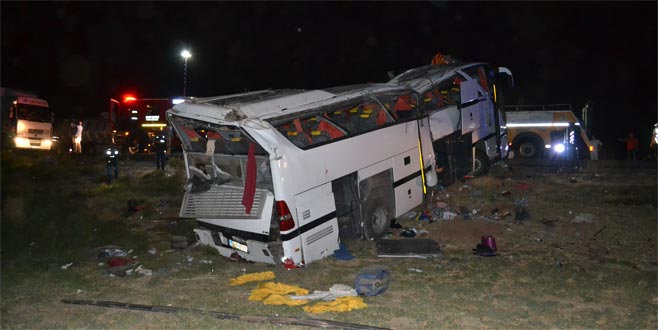 Otobüs devrildi: 17’si polis 41 yaralı Otobüs devrildi: 17’si polis 41 yaralı