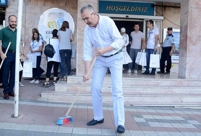 Özkan belediye binası önünü temizledi