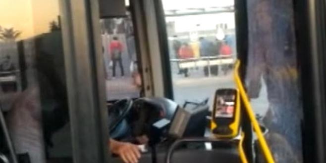 Akbil kartı geri gelmeyen adam otobüsün camlarını kırdı