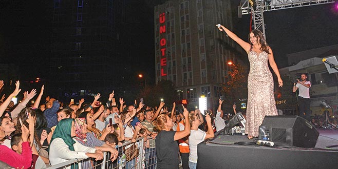 Karacabey’de Zara rüzgarı Karacabey’de Zara rüzgarı