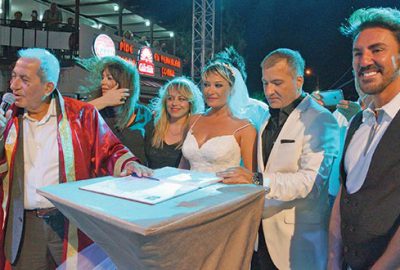 Konserde evlendi