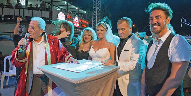 Konserde evlendi Konserde evlendi