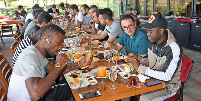 Sakho’dan takıma kahvaltı! Sakho’dan takıma kahvaltı!
