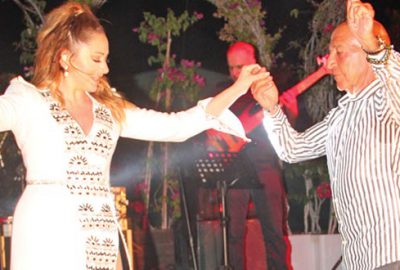 Hayranıyla sahnede döktürdü