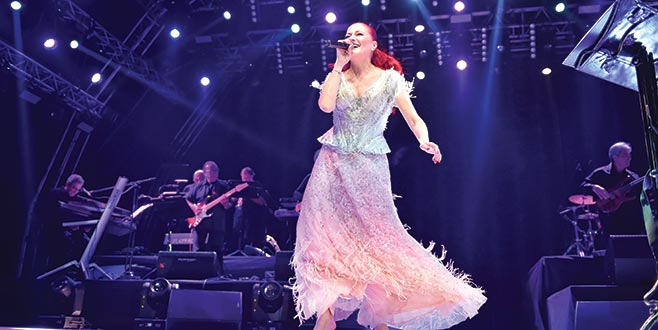 Hem coştu hem coşturdu