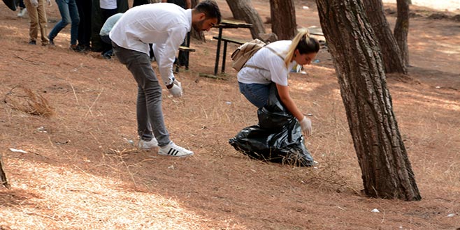 AK Parti’li gençlerden çevre temizliği