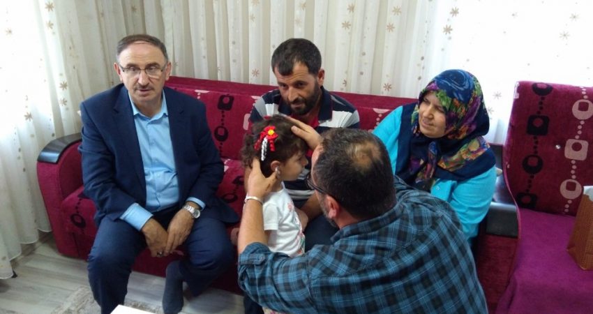 Minik kızın ilk kez duyduğu anlara şahitlik ettiler Bursa'nın Mustafakemalpaşa ilçesinde 4 yaşındaki minik Zeynep, doğduğu günden bu