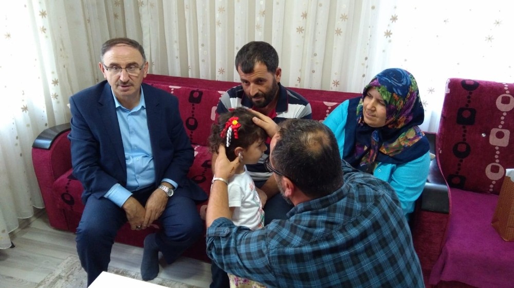 Minik kızın ilk kez duyduğu anlara şahitlik ettiler