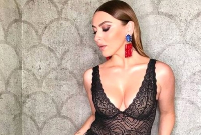 Beyaz dekolteli elbisesiyle büyüledi!