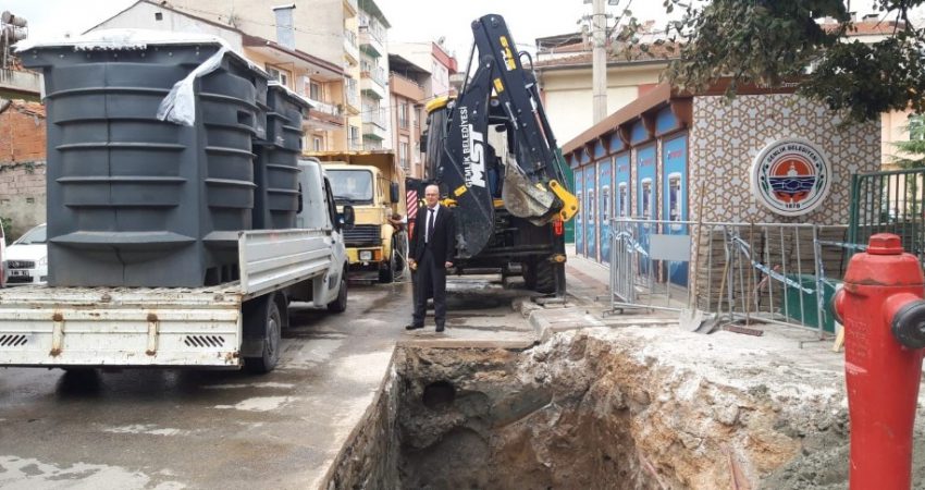 Gemlik’te yer altı çöp konteynırları yaygınlaşıyor Bursa'nın Gemlik Belediyesi, ilçe genelinde yer altı çöp konteynırlarının sayısını