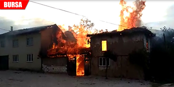 2 ahşap ev yangında küle döndü